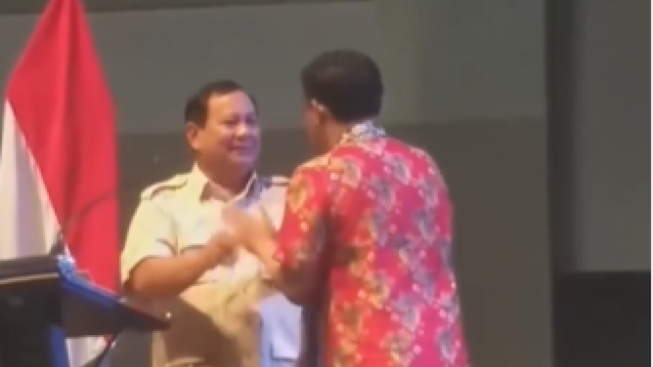 Prabowo Subianto Rangkul Budiman Sudjatmiko Saat Nyatakan Dukungan: Saya Tambah Semangat