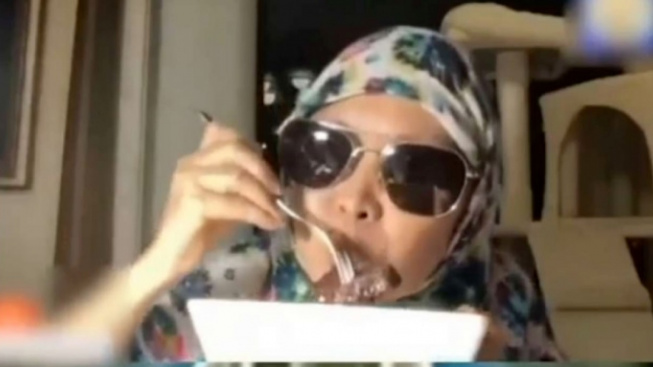 Heboh Perempuan Berhijab Bikin Tutorial Makan Babi Supaya Halal, Warganet: OTW Nyusul Lina Mukherjee