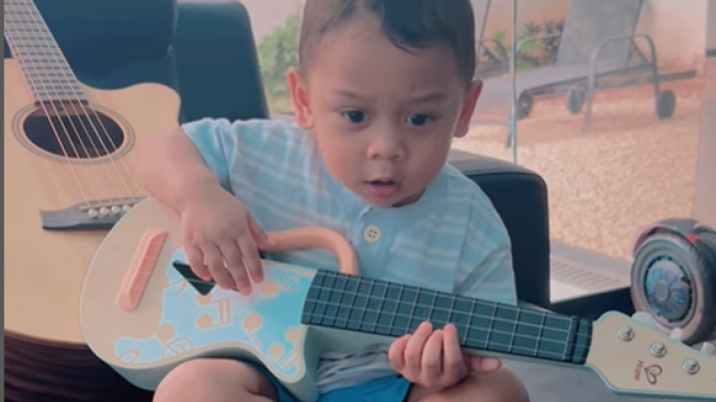 'Calon Penerus Ibunya' Begini Tingkah Gemes Baby L saat Main Gitar dan Piano