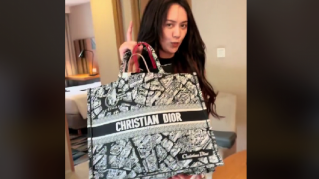 Happy Asmara Unboxing Tas Dior Incaran, Harganya Tembus Rp50 Juta