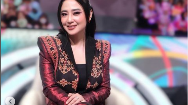 Ditanya Soal Rumor Putus dengan Rully, Dewi Perssik Tak Bisa Kasih Jawaban yang Pasti