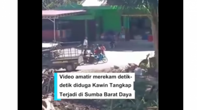 Histeris, Seorang Wanita Dibawa Paksa Sejumlah Laki-laki karena Budaya Kawin Tangkap