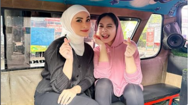 Setelah Bajaj, Nagita Slavina dan Putri Zulhas Anak Ketum PAN Naik Angkot Bareng