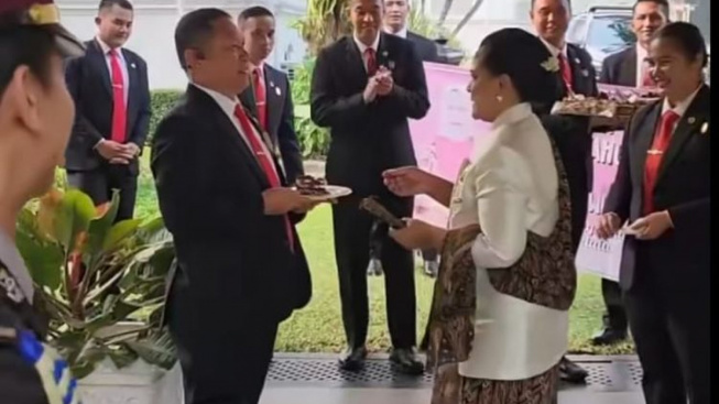 Diberi Surprise Ulang Tahun Oleh Paspampres, Iriana Jokowi Berikan Potongan Kue Pertama ke Sosok Ini