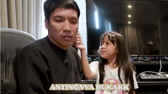 Desta Diomeli Anak karena Pakai Anting: Nggak Kayak Orang Islam!