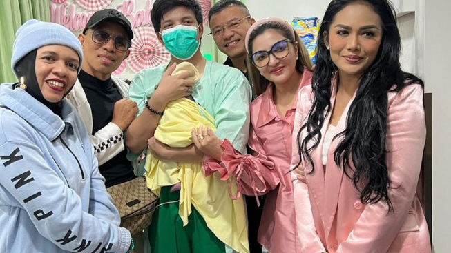 Geni Faruk Pakai Baju Biru Sendiri saat Tengok Putri Kedua Aurel Hermansyah, Netizen: Masih Ngarep Cowok?