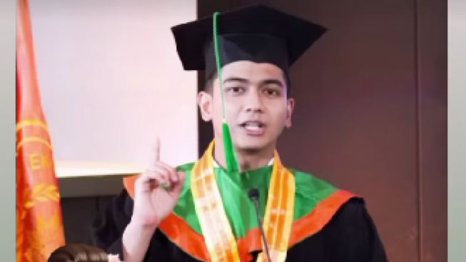 Momen Bahagia dan Kisah Absennya Ria Ricis di Wisuda S2 Teuku Ryan: Ini 5 Fakta Menariknya