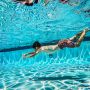 10 Manfaat Mengajarkan Anak Berenang Sejak Dini