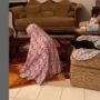 Masya Allah, Kucing Ini Ikuti Gerakan Salat Pemiliknya: Jadi Makmum!