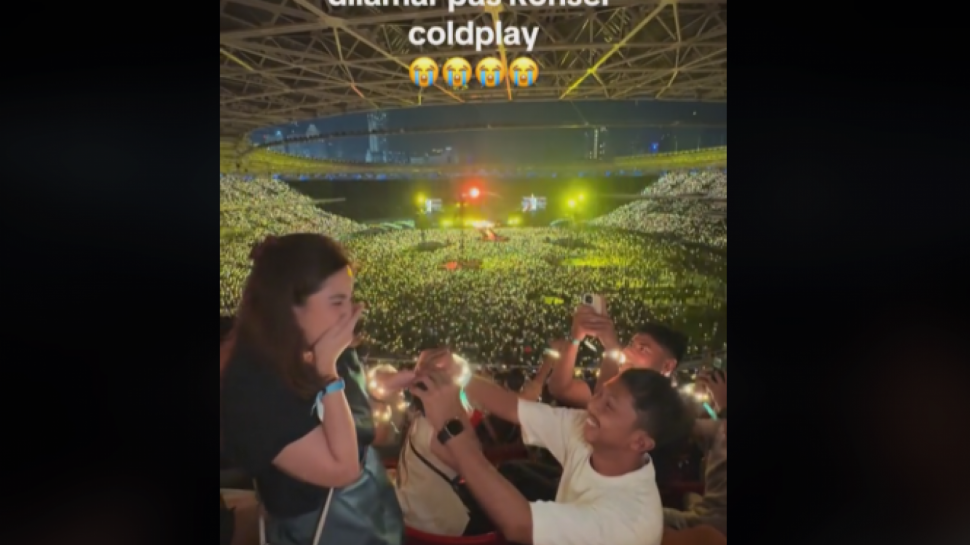 Viral Momen Seorang Cewek Dilamar di Tengah Konser Coldplay, Netizen