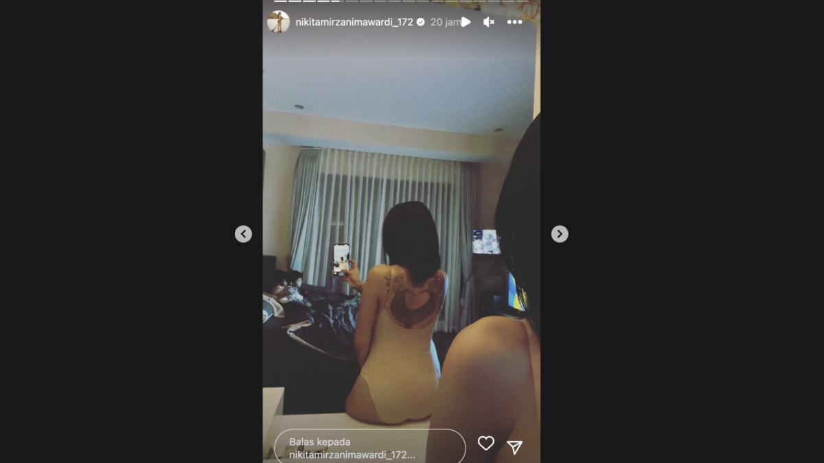 Nikita Mirzani posting foto membelakangi cermin