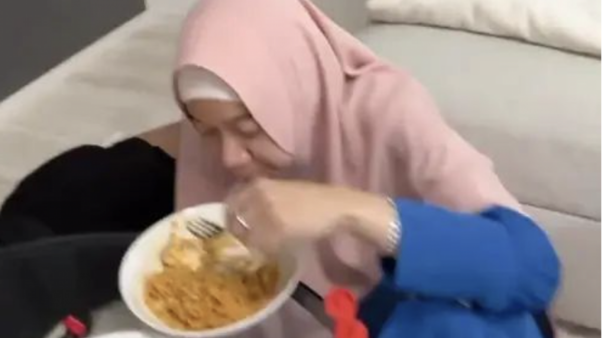 Ibunda Azizah makan
