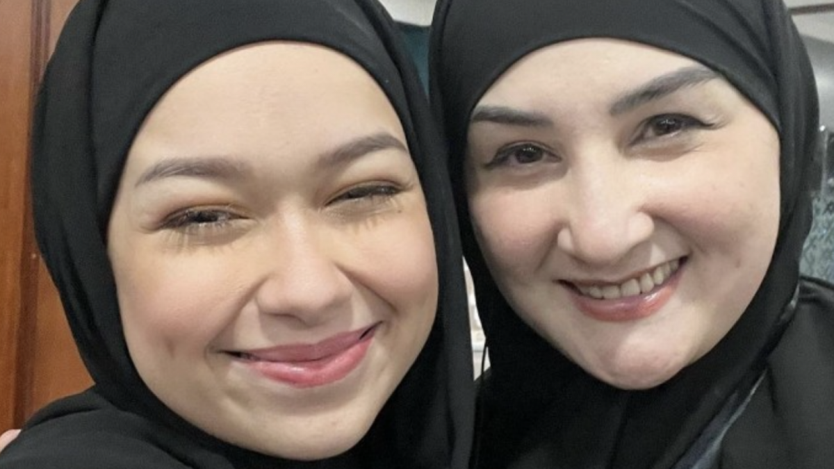 Rebecca Klopper bersama Mona Ratuliu