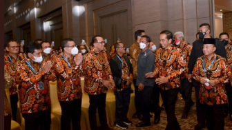 Jokowi Unggah Momen Keakraban Munas HIPMI di Solo, Netizen Beri Komentar Nyeletuk: Tapi Ujung-ujungnya Baku Hantam Pak!