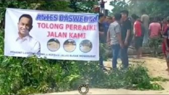 Protes Jalan Rusak, Warga Sultra Malah Minta Bantuan ke Anies, Bikin Spanduk: Anies Baswedan Tolong...