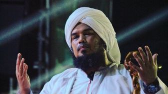 Ustaz Derry Sulaiman Desak Jeje Govinda Ceraikan Syahnaz: Haram Cium Bau Surga!