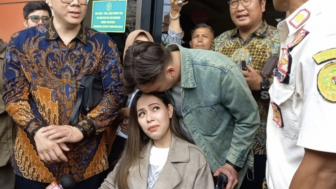 Rendy Kjaernett dan Lady Nayoan Rujuk, Pamer Ciuman Bertubi-tubi di Depan Publik