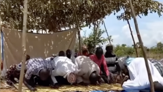 Ivan Gunawan Bangun Masjid untuk Muslim Uganda yang Sholat di Gubuk Beratap Daun Kering