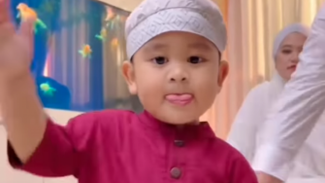 Gemas! Al Nahyan Tampil dengan Baju Koko dan Peci, Netizen: Subhanallah Gantengnya Anak Sholeh