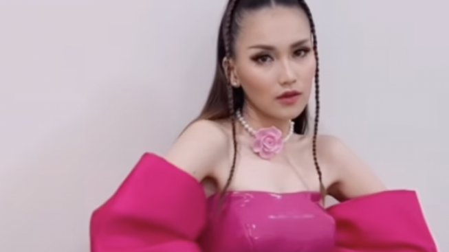 Ayah Ayu Ting Ting Setir Mini Cooper, Netizen Spekulasi Itu Pemberian Raffi Ahmad
