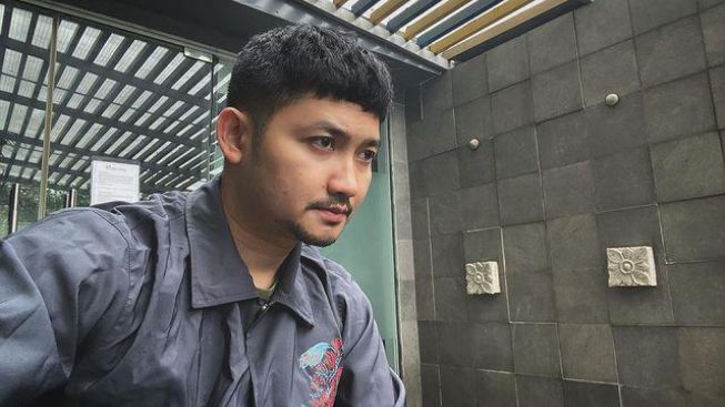 Angga Wijaya Posting Foto Mesra dengan Wanita Diduga Istri Baru, Gestur Tangan Bikin Salfok