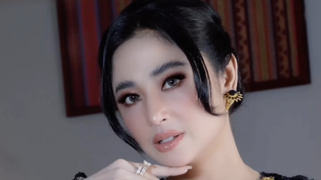 Coba Perhatikan Foto Ini, Benarkah Dewi Perssik Tanam Susuk di Kening?