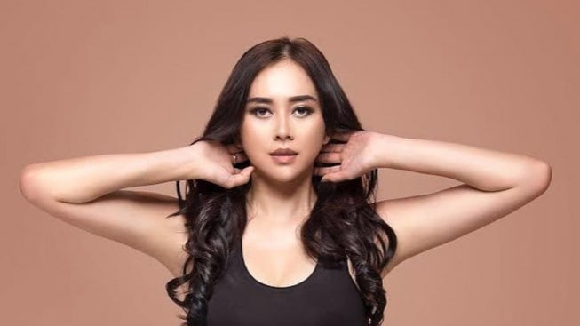 Aura Kasih Latihan Boxing Pakai Tank Top dan Hot Pants Hitam, Netizen: Pelatihnya Menang Banyak