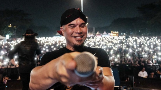 Ahmad Dhani Cium Tangan Ahmad Albar di Bandara, Panggil Habib