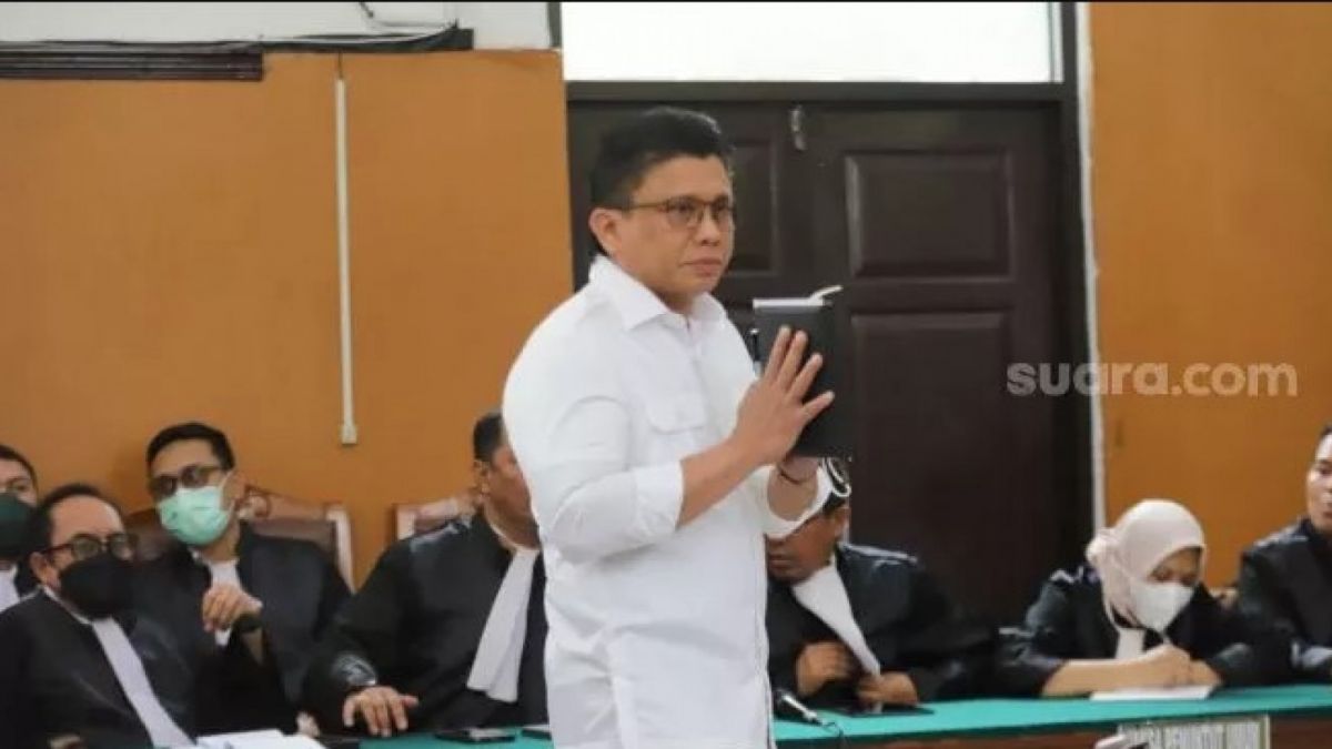 Ferdy Sambo [Terdakwa kasus pembunuhan Brigadir Yosua Hutabarat, Ferdy Sambo hadir untuk mengikuti sidang lanjutan di Pengadilan Negeri Jakarta Selatan, Selasa (10/1/2023). [Suara.com/Alfian Winanto]]