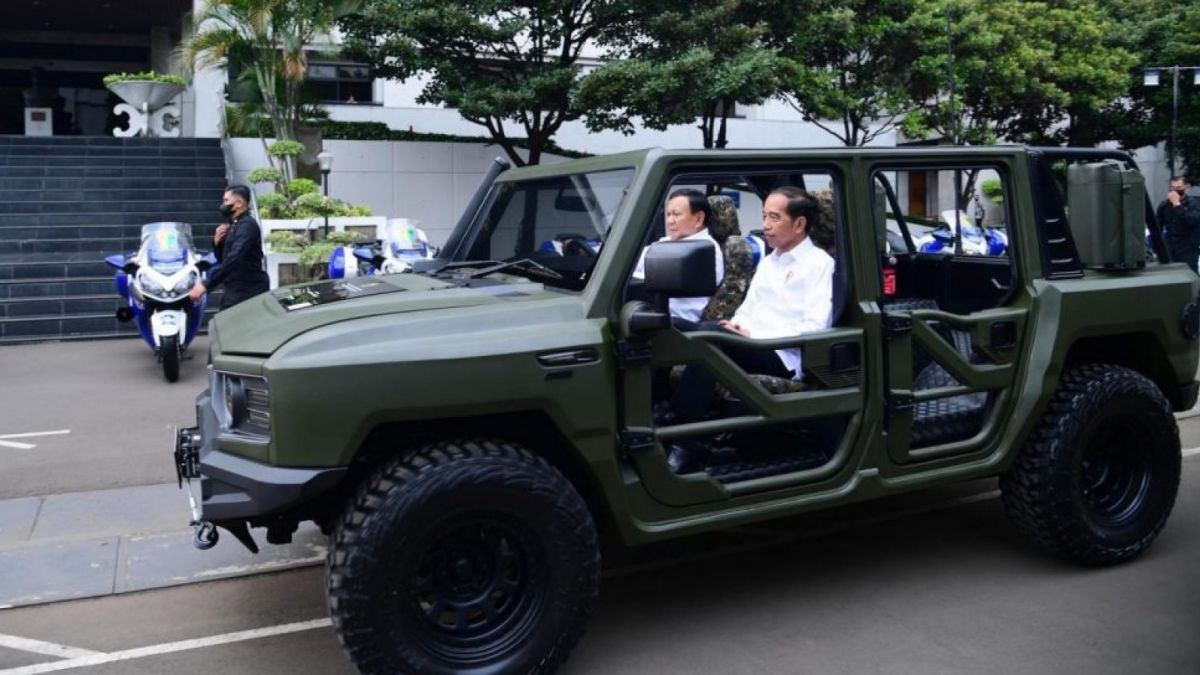 Prabowo dan Jokowi Prabowo naik Rantis Maung pt pindad [Lukas - Biro Pers Sekretariat Presiden]