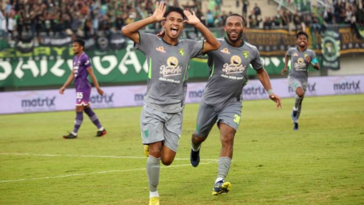 Pesepak bola Persebaya Surabaya Marselino Ferdinan (tengah) melakukan selebrasi usai mencetak gol ke gawang Persita Tangerang pada lanjutan BRI Liga 1 2022. [(ANTARA FOTO/Muhammad Iqbal/foc)]
