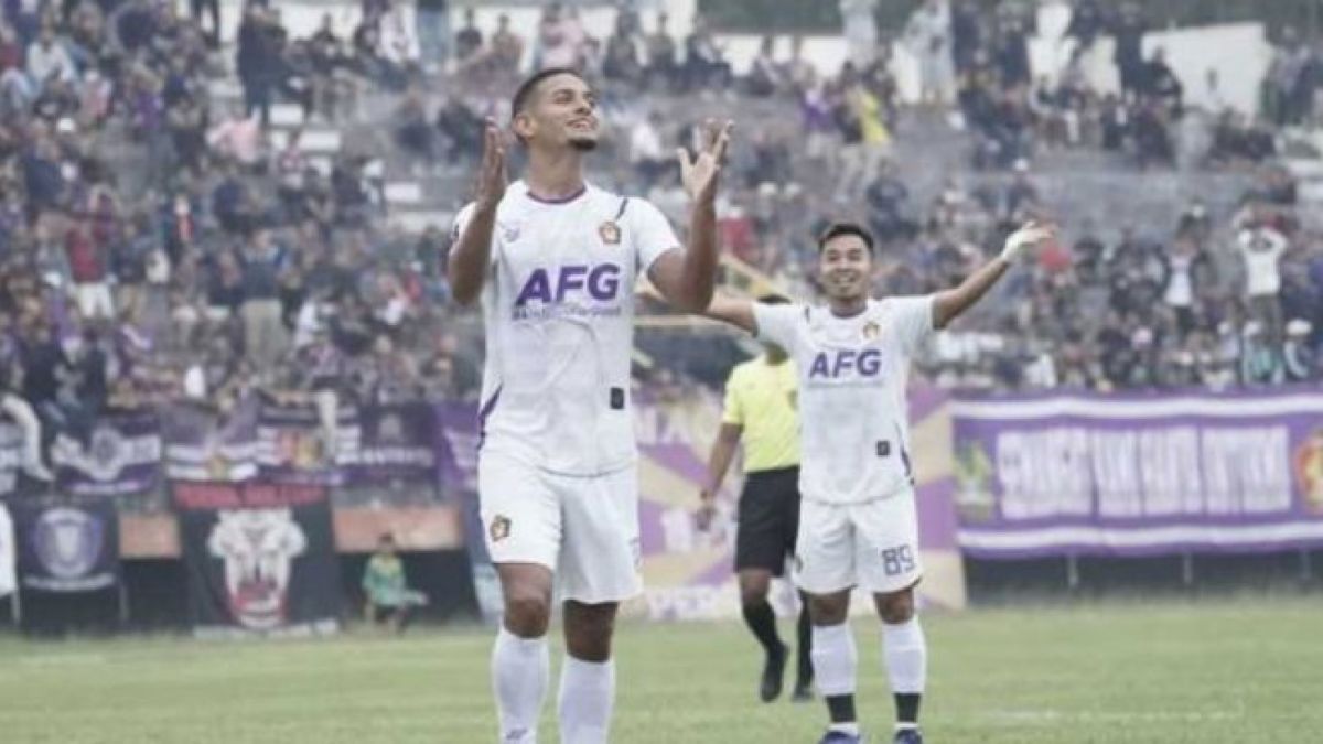 Penyerang sayap Persik Kediri, Renan Silva (kiri). [[dok. Persik]]