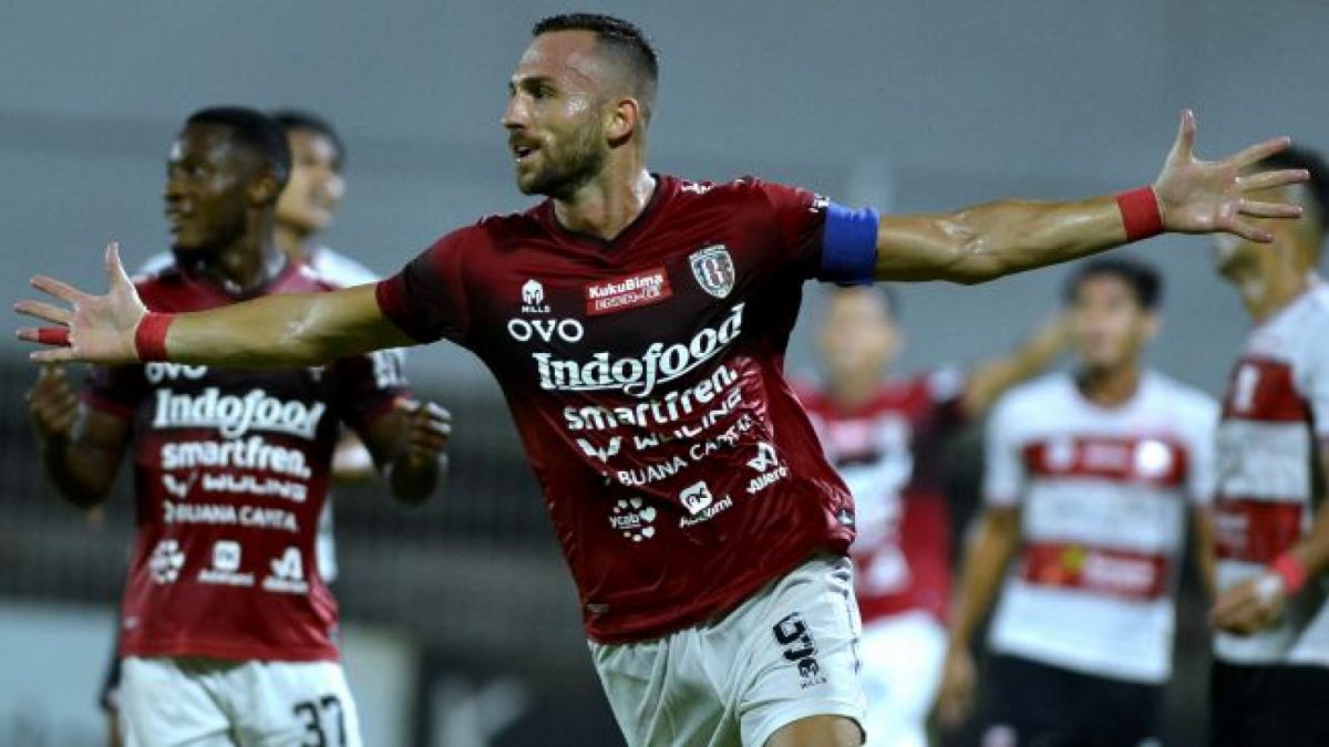 Pesepak bola Bali United Ilija Spasojevic berselebrasi usai mencetak gol ke gawang Madura United saat pertandingan Liga 1. [[ANTARA FOTO/Fikri Yusuf/wsj]]