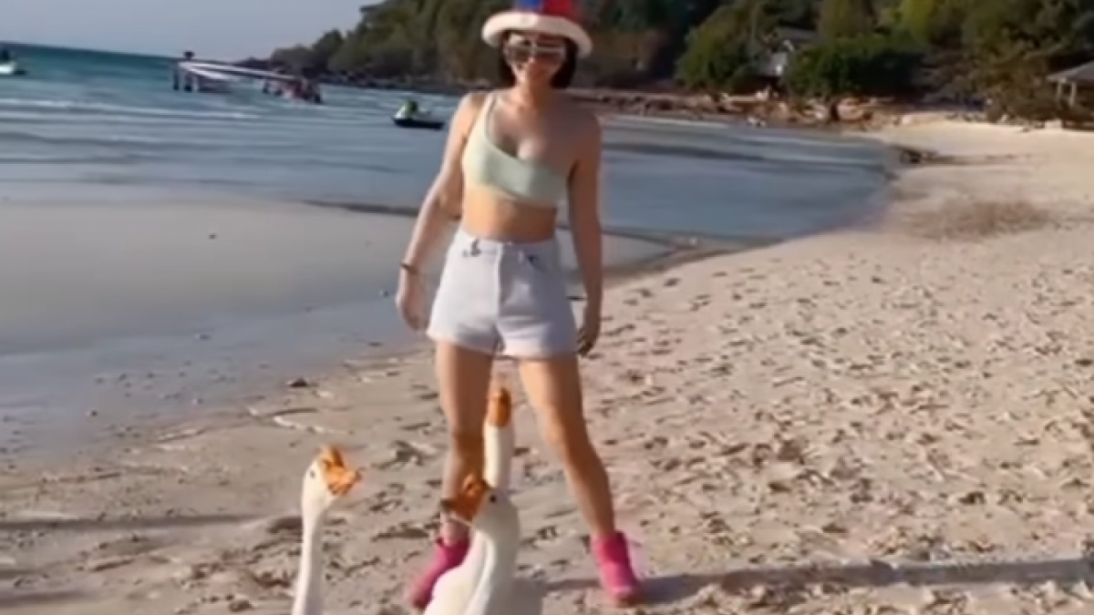 Denise Chariesta bermain di pantai. [[Instagram]]