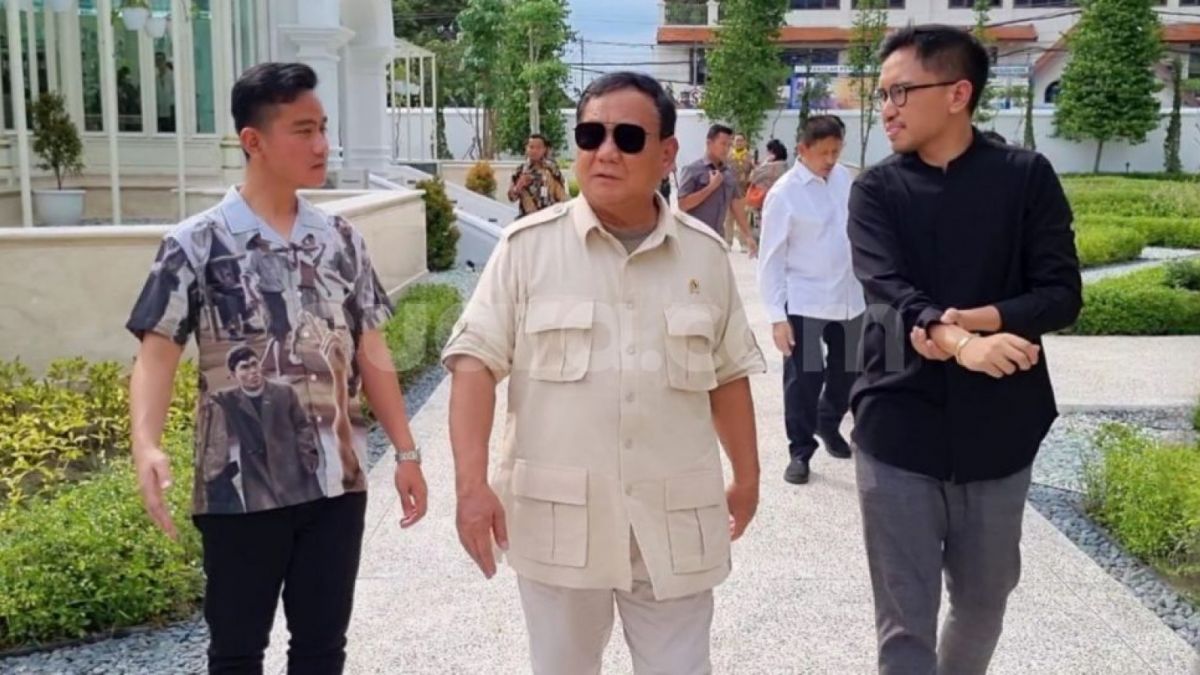 Ketua Umum Gerindra Prabowo Subianto bertemu dengan Wali Kota Solo yang juga putra Presiden Jokowi, Gibran Rakabuming Raka. [Suara.com/Ari Welianto]