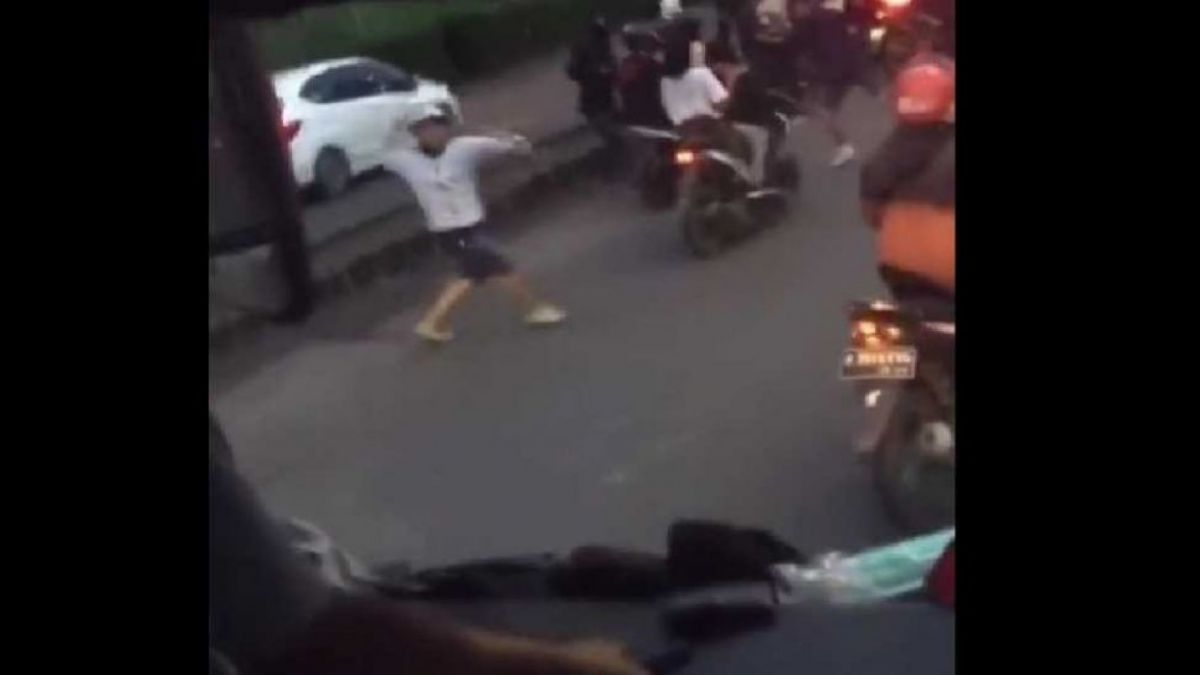 Bus Persis Solo dilempari batu usai laga kontra Persita Tangerang [Tangkapan layar/IG: @gavinkwanadsit]