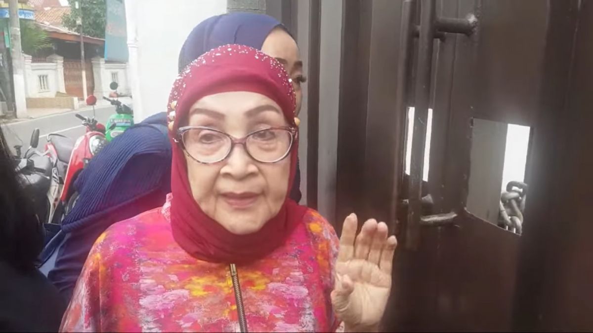 Ibu Ferry Irawan, Hariati [(YouTube/Cumicumi)]