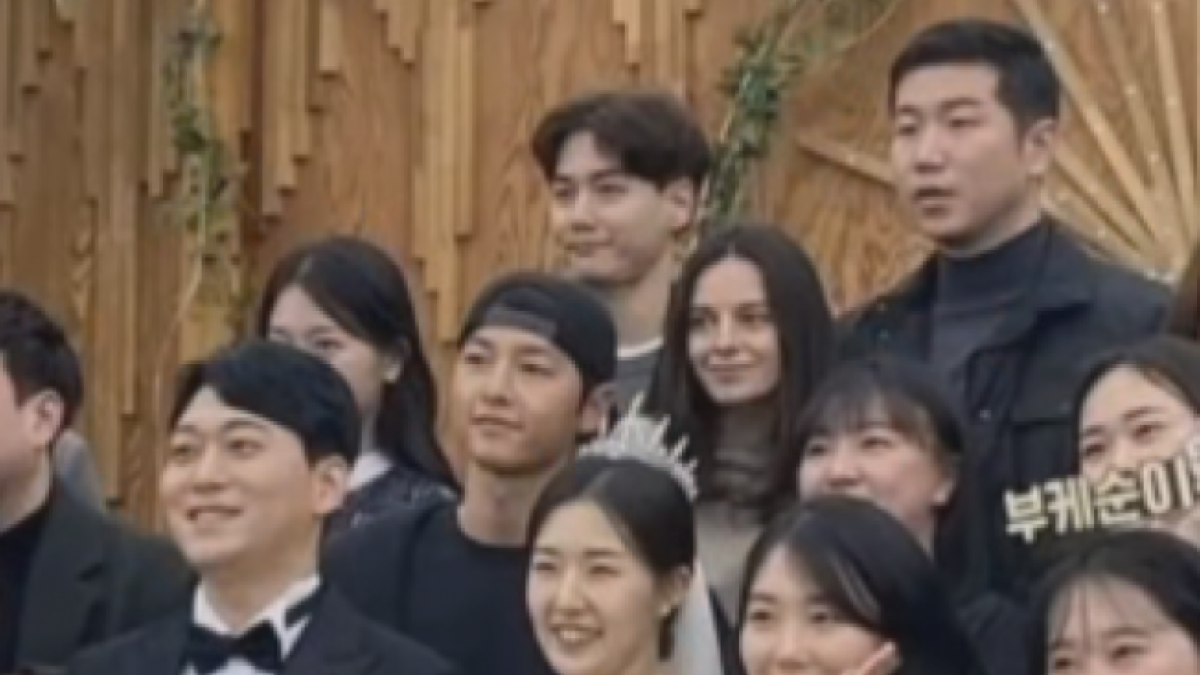 Song Jong Ki datang ke kondangan teman bareng pacar. [[Instagram]]