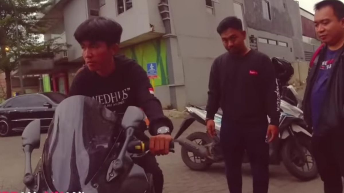 Tiko dan motor batangan [Bang Brew TV/YouTubescreenshot]