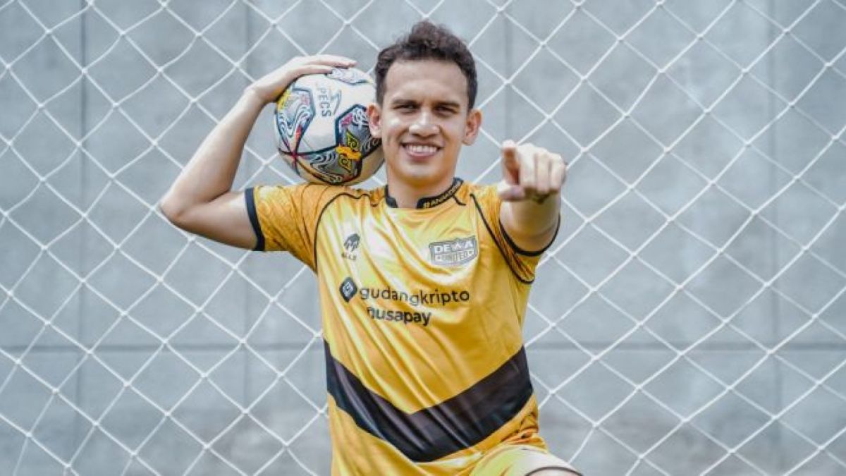 Egy Maulana Vikri Resmi berbaju Dewa United. Sebelumnya bermain di Eropa, meski jarang bermain. [(Dok. Dewa United)]