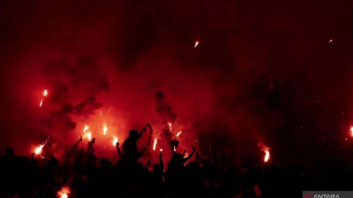 Suporter Persib Bandung menyalakan flare usai pertandingan Persebaya Surabaya melawan Persib Bandung pada Group C Piala Presiden 2022 di Stadion Gelora Bandung Lautan Api, Bandung. [Antara Foto]