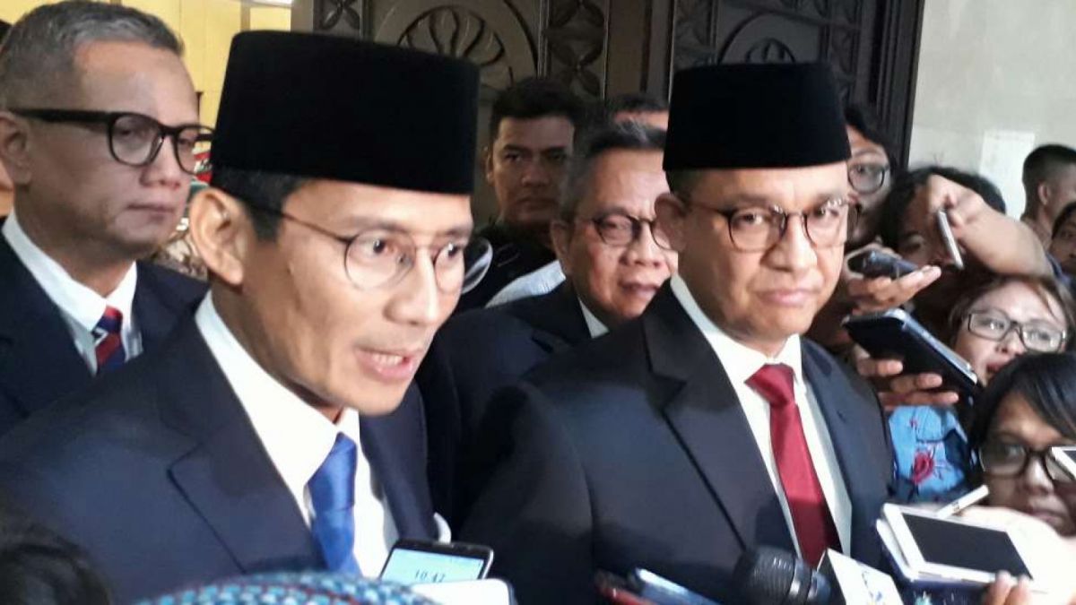 Anies Baswedan bersama Sandiaga Uno. [Suara.com/Dwi Bowo Raharjo]