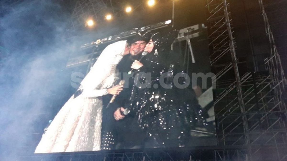 Mulan Jameela dan Elvy Sukaesih Cium Ahmad Dhani [(Suara.com/Ummi Hadyah Saleh)]