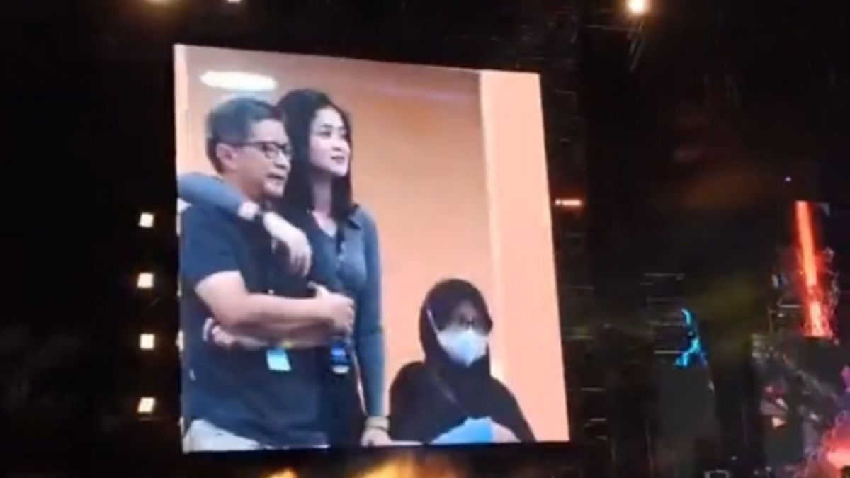 Rocky Gerung dirangkul perempuan cantik di konser Dewa 19 [Twitter]