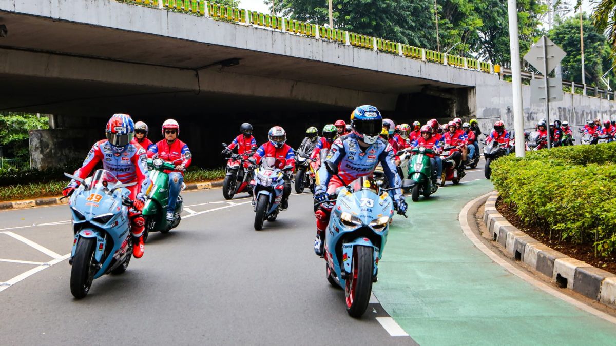 Pembalap Gresini Racing MotoGP keliling Jakarta, Selasa (7/2/2023). [PT EMLI]