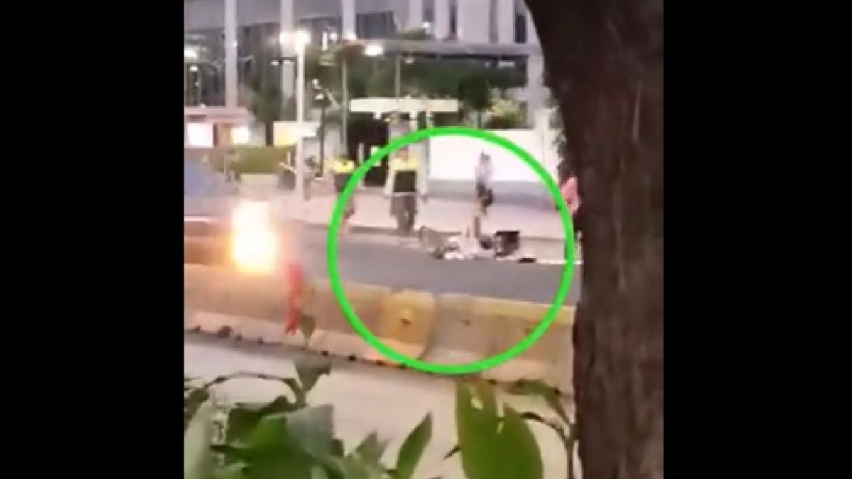 Video viral diduga pedagang starling ditendang oknum Satpol PP [Twitter/@chozin_ID]