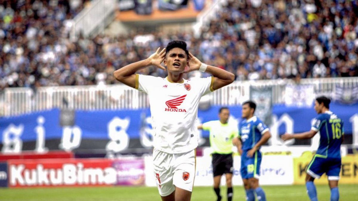 Striker PSM Makassar Ramadhan Sananta merayakan gol ke gawang Persib Bandung dalam laga lanjutan Liga 1 di Stadion Pakansari, Bogor, Selasa (14/2/2023). PSM Makassar menang 1-2 atas Persib. [Antara/Yulius Satria Wijaya]