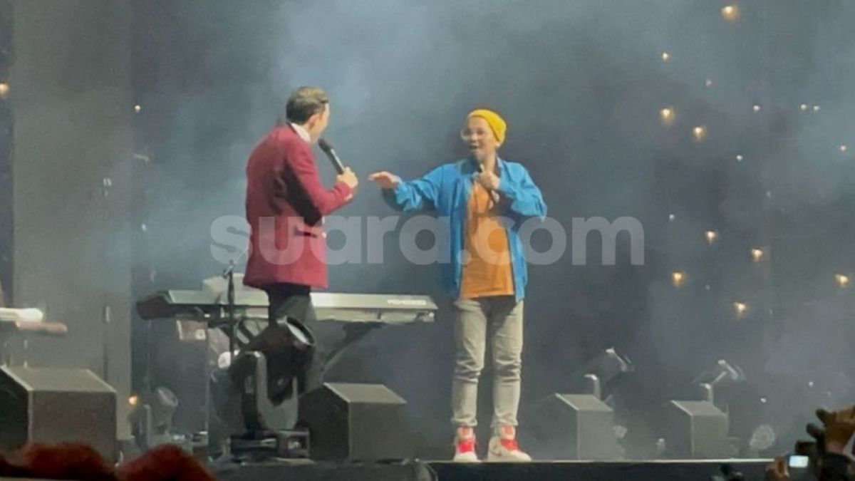 Indra Bekti tampil ngehost dalam konser Blue di Jakarta, Selasa (14/2/2023) malam. [[Rena Pangesti/Suara.com]]