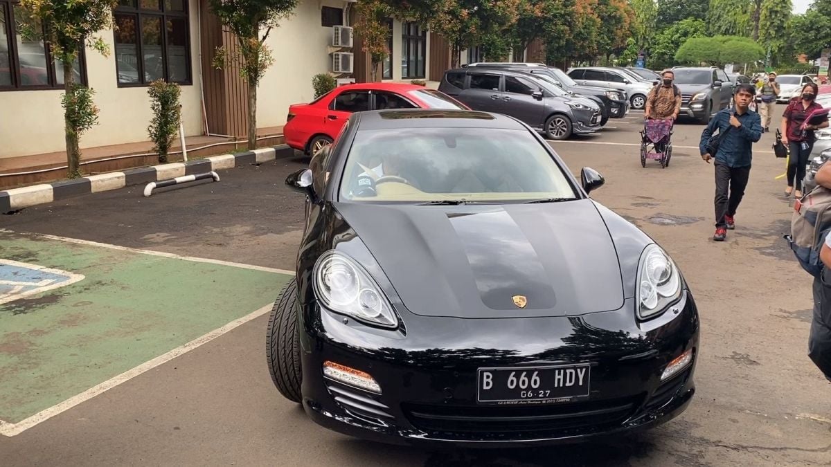 Mobil mewah yang ditumpangi keluarga Ferry Irawan [(Suara.com/Adiyoga Priyambodo)]