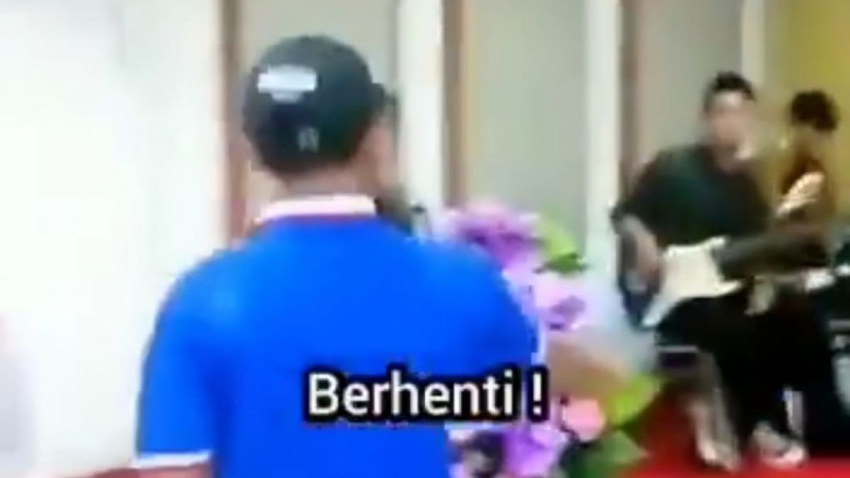 Viral Video pria hentikan paksa ibadah minggu [Tangkapan layar Twitter]